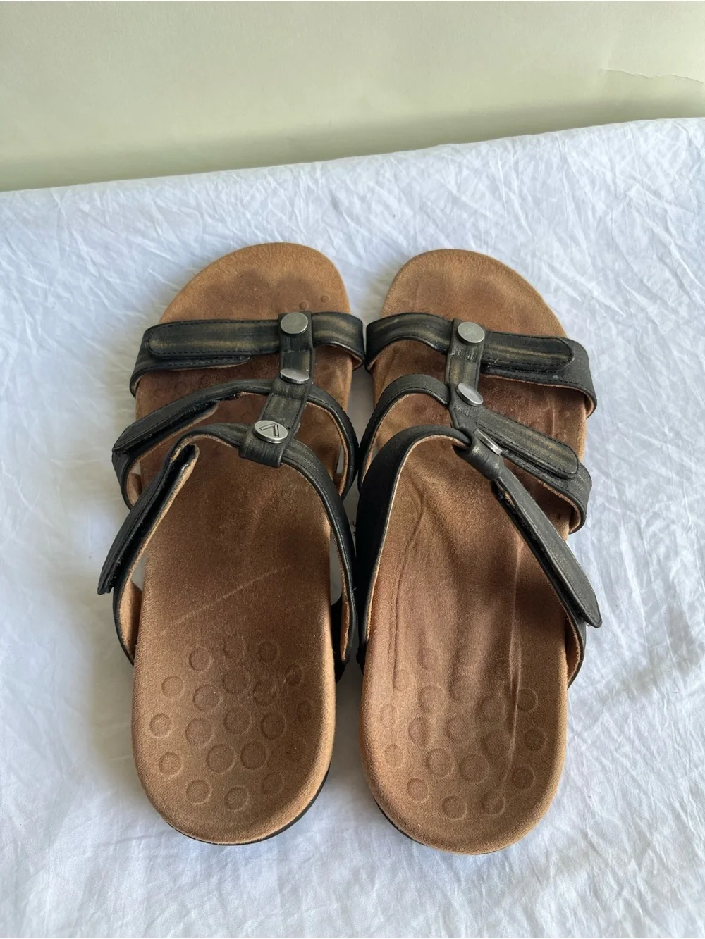 Vionic Amber Slide Black Gold Sz 8 38.5 Sandals Shoes READ DESCRIPTION!!